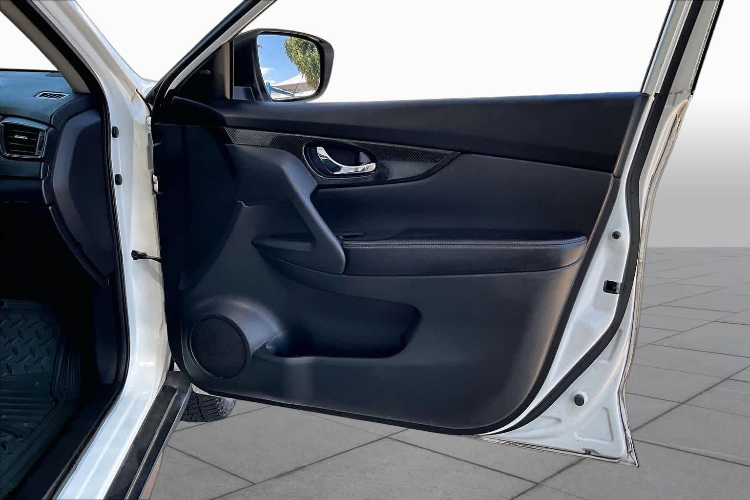 Used 2017 Pearl White Nissan SL image 22