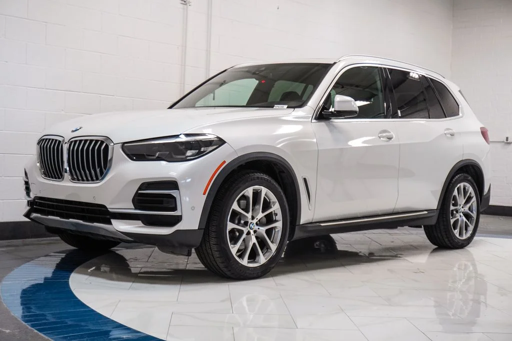 Used 2023 White BMW sDrive40i image 4