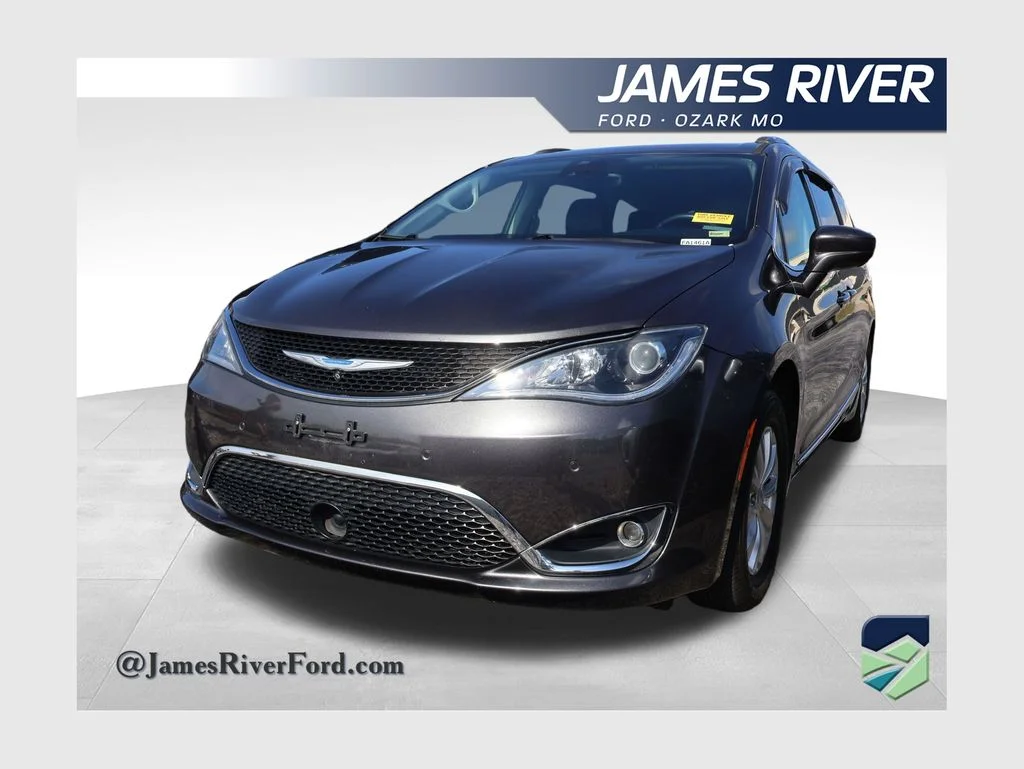 2018 Chrysler Pacifica Touring L's photo