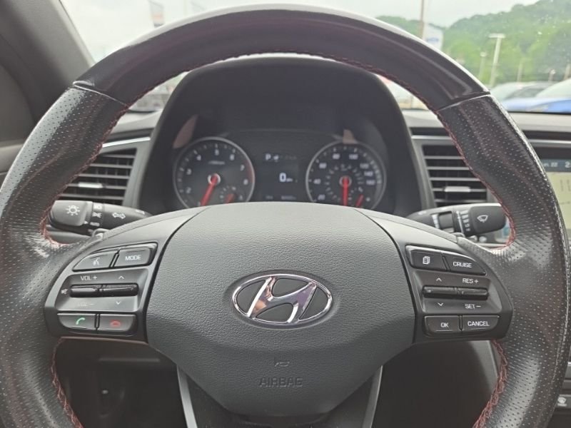 Used 2018 Silver Hyundai Sport image 11