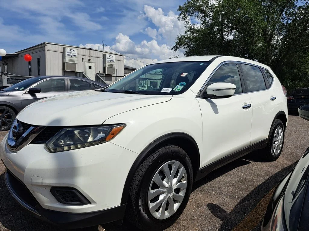 Used 2015 White Nissan S image 1