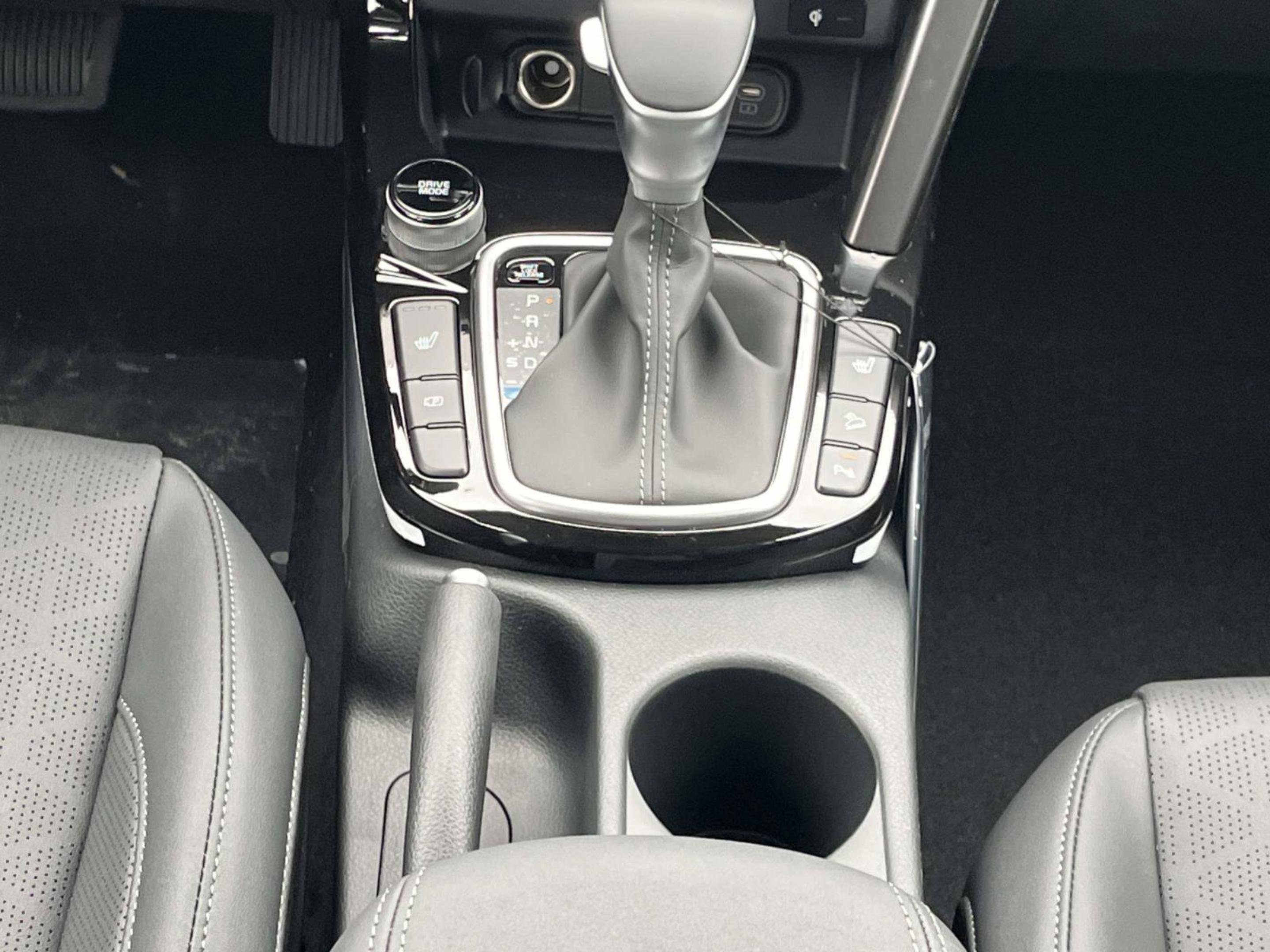 New 2026 Snow White Pearl Kia EX image 16