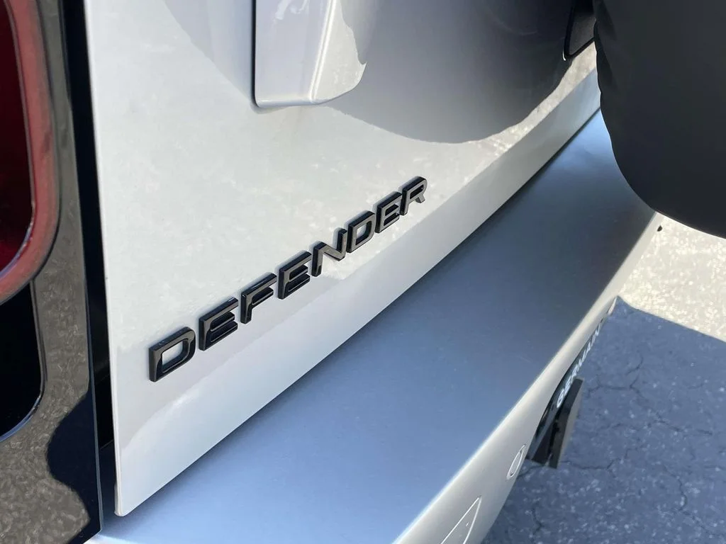 Used 2024 Hakuba Silver Metallic Land Rover SE image 8