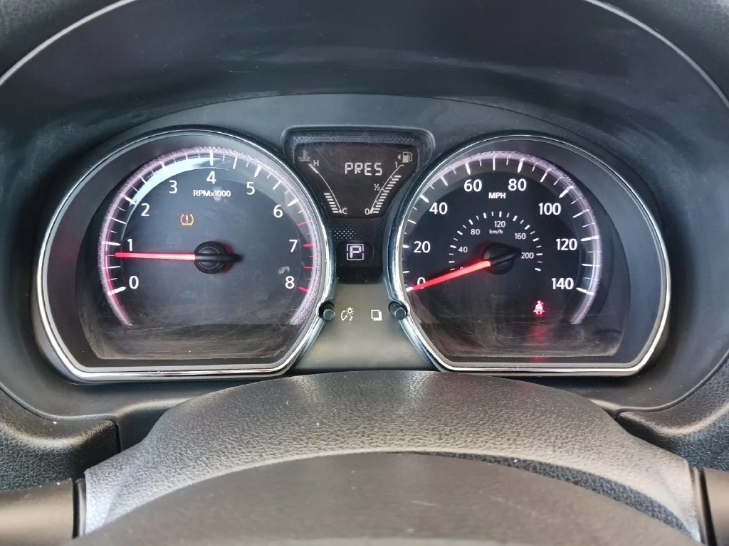 Used 2015 Silver Nissan 1.6 SV image 18