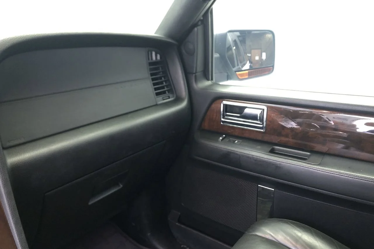 Used 2015 White Platinum Lincoln  image 11