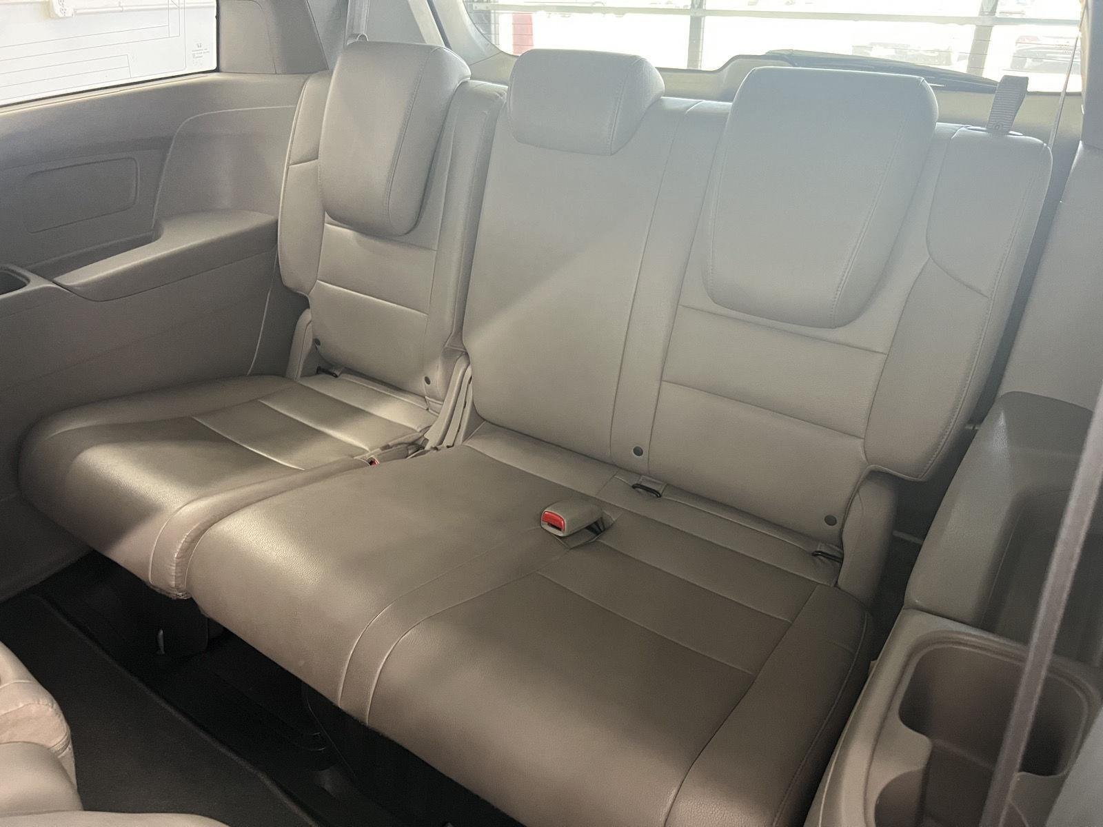 Used 2011 Alabaster Silver Metallic Honda EX-L image 25