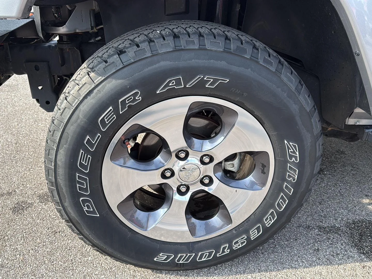 Used 2016 Billet Silver Metallic Clearcoat Jeep Sahara image 14