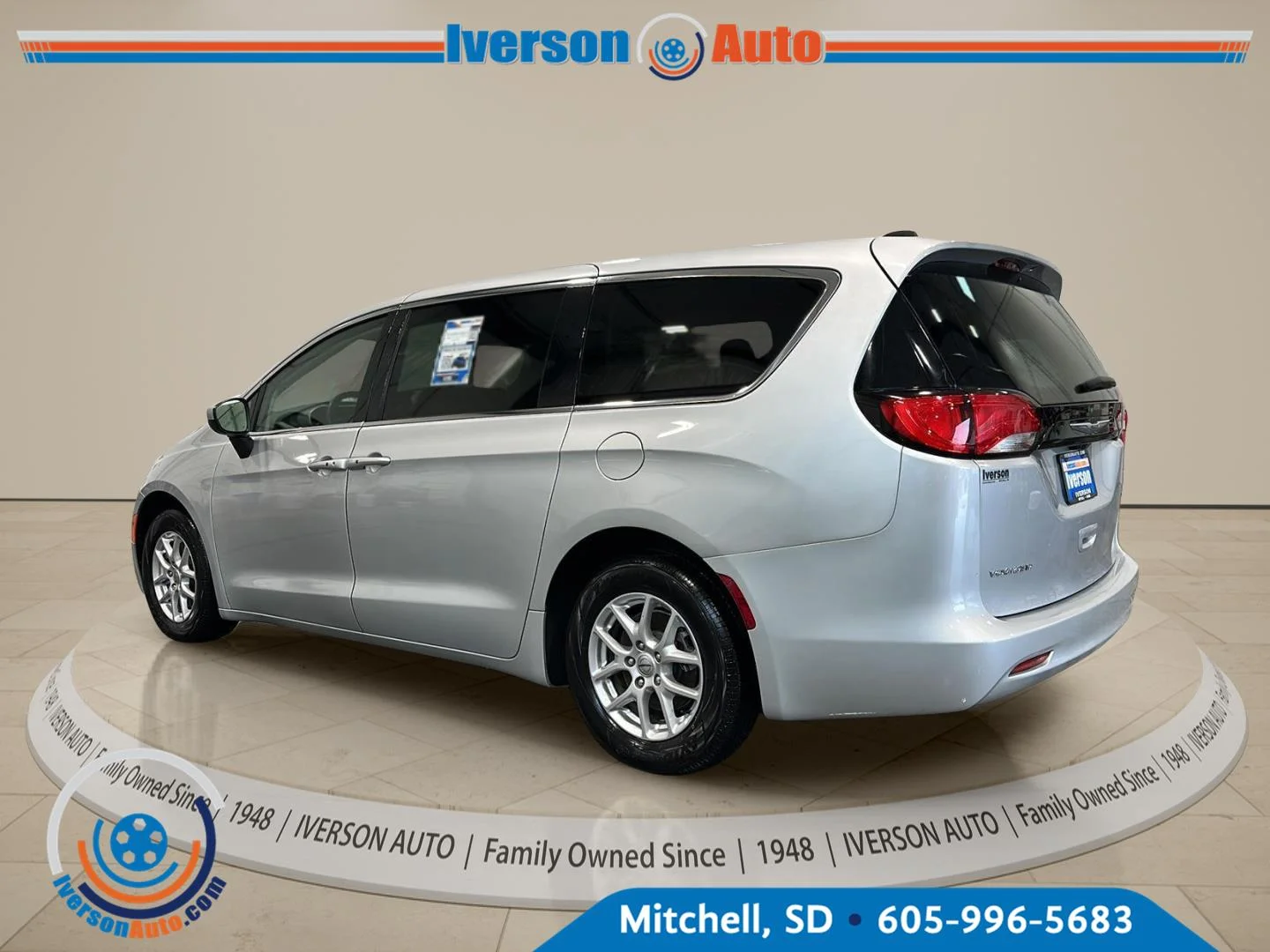 Used 2023 Silver Mist Clearcoat Chrysler LX image 5