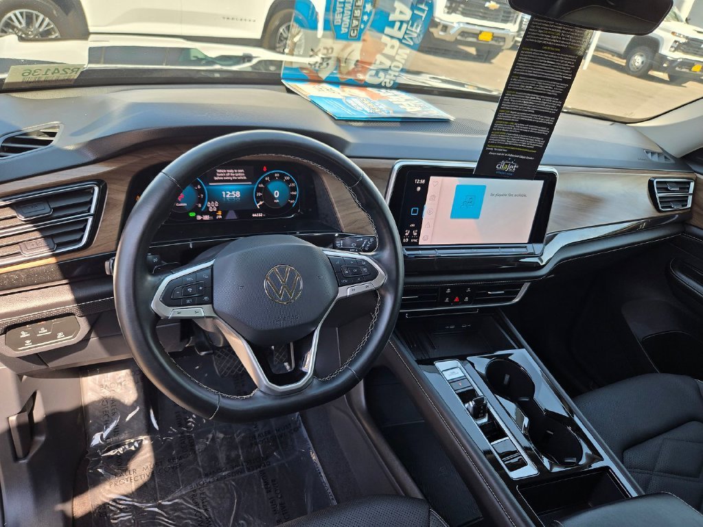 Used 2025  Volkswagen 2.0T SE w/Technology image 6