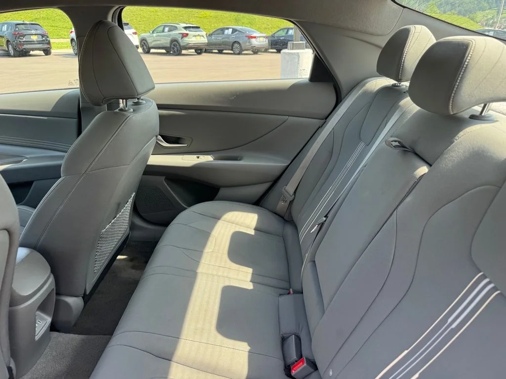 Used 2025 Black Hyundai SEL Convenience image 11