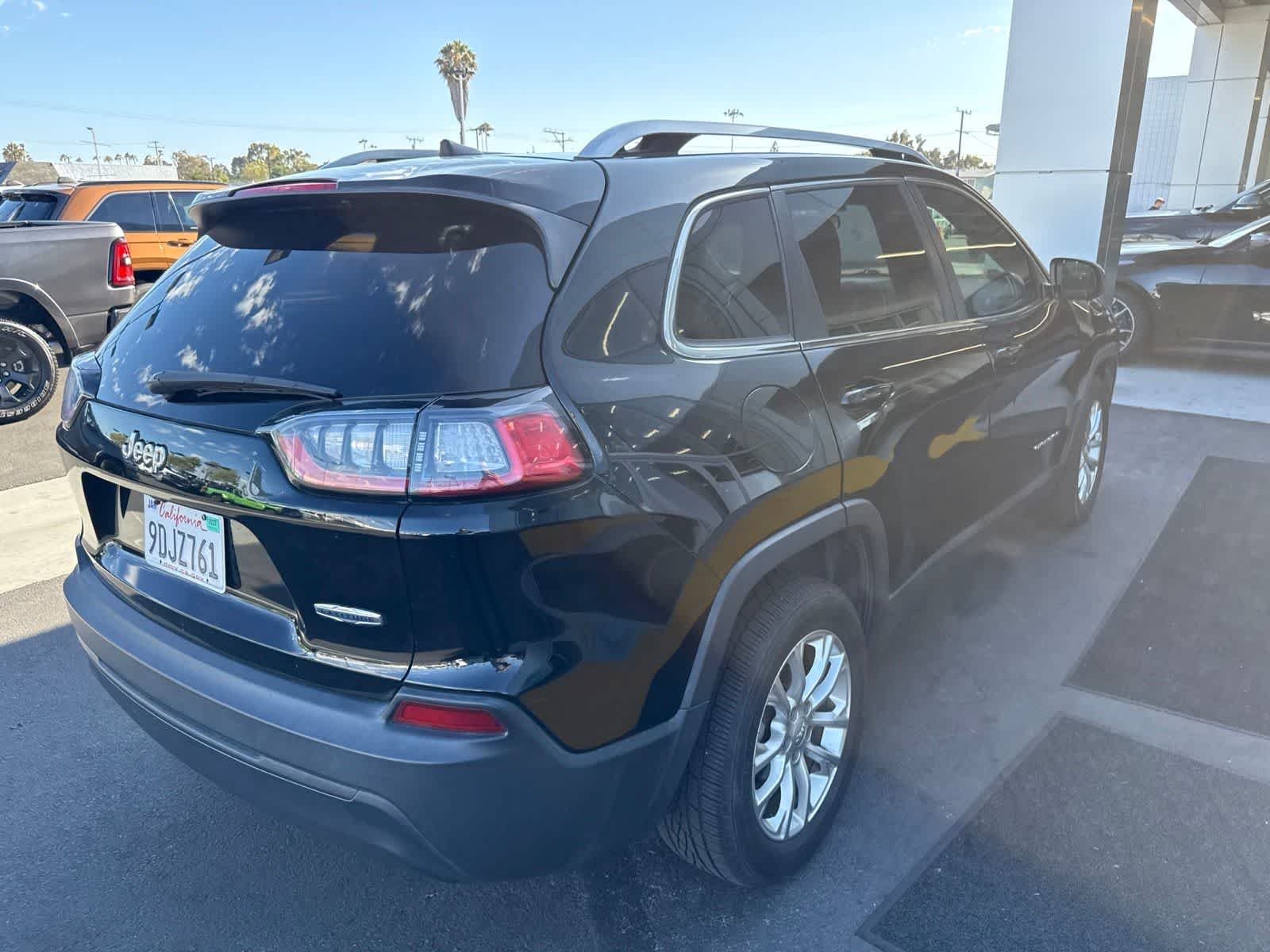 Used 2019 Diamond Black Crystal Pearlcoat Jeep Latitude image 12