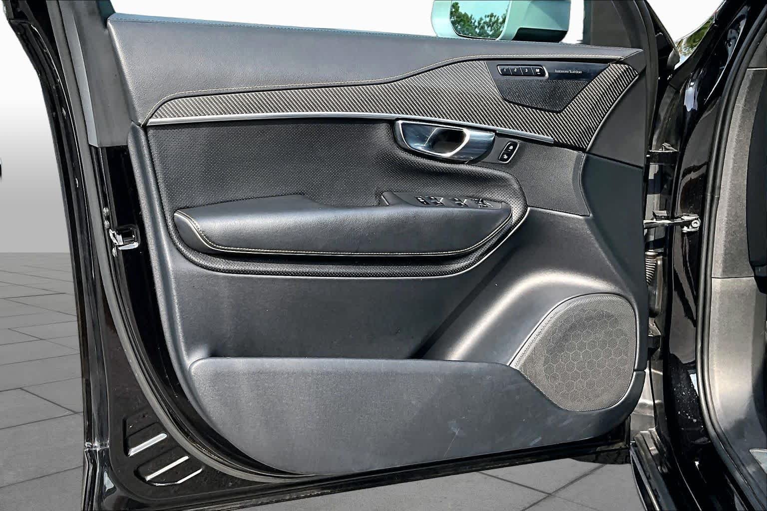 Used 2019 Onyx Black Metallic Volvo R-Design image 22