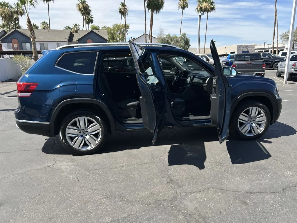 Used 2019 Blue Volkswagen SEL image 2