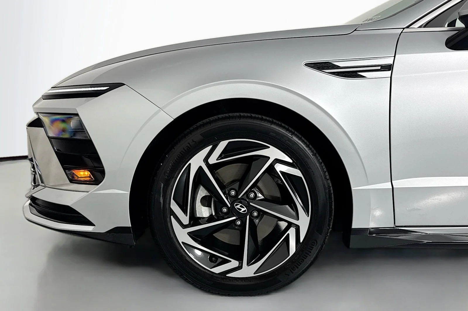 Used 2024 Aero Silver Hyundai SEL FWD image 10