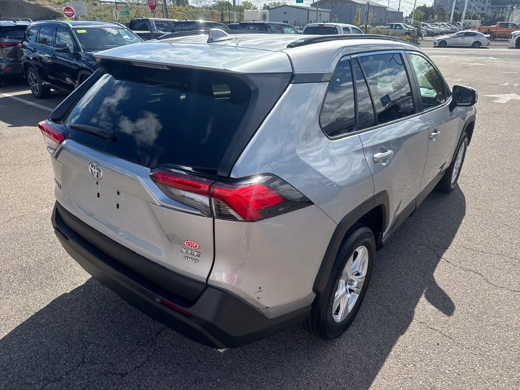 Used 2021 Silver Toyota XLE image 9