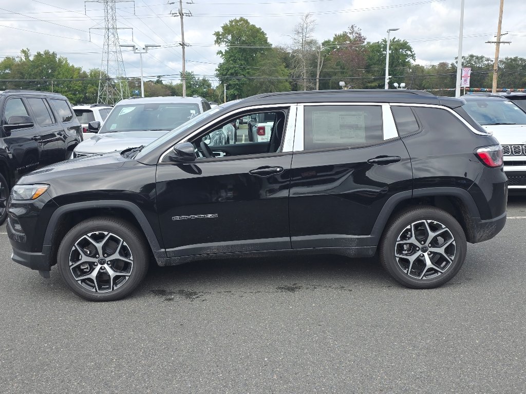 New 2026 Diamond Black Crystal Pearl-Coat Exterior Paint Jeep Limited image 9