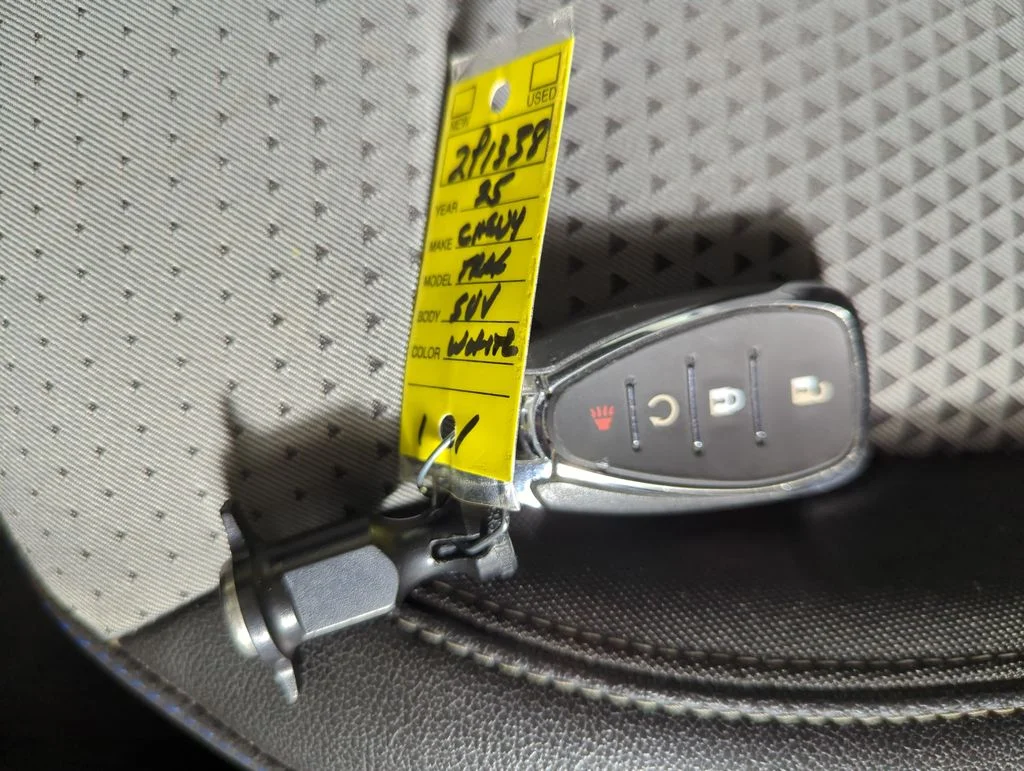 Used 2025 Summit White Chevrolet LT image 23