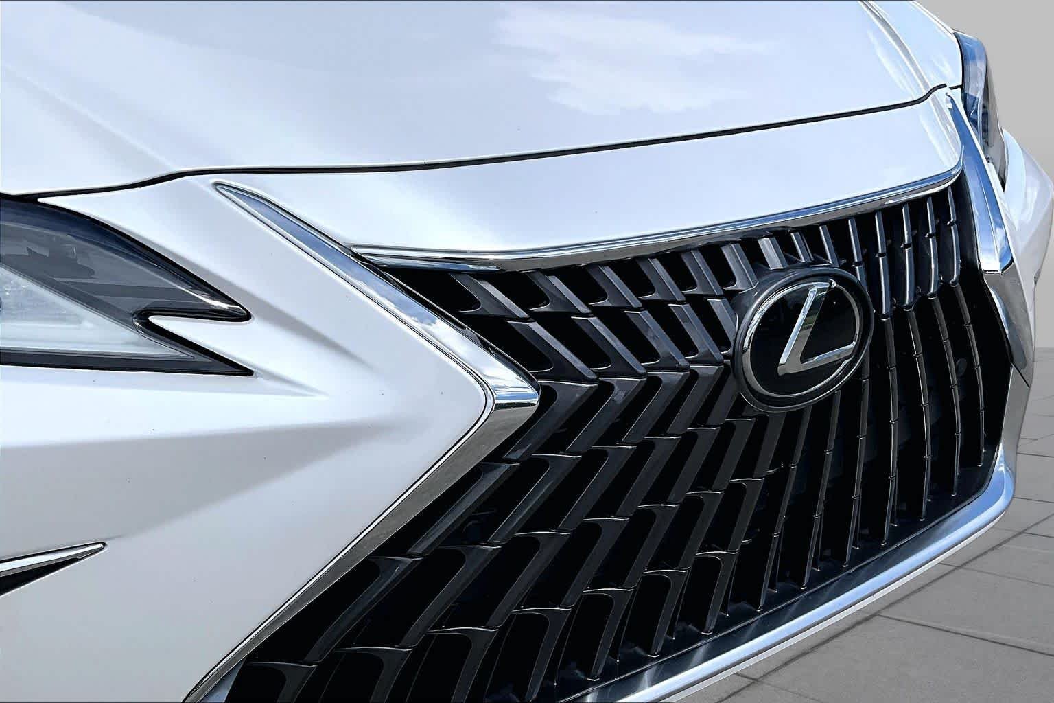Used 2023 Eminent White Pearl Lexus  image 27