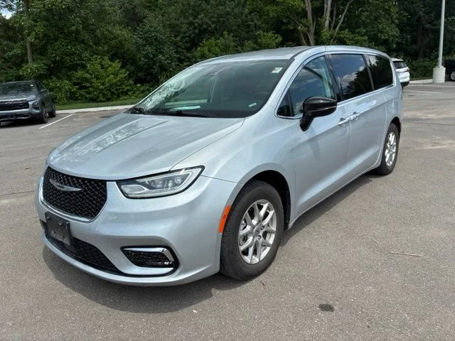 Used 2024 Silver Chrysler Touring L image 3