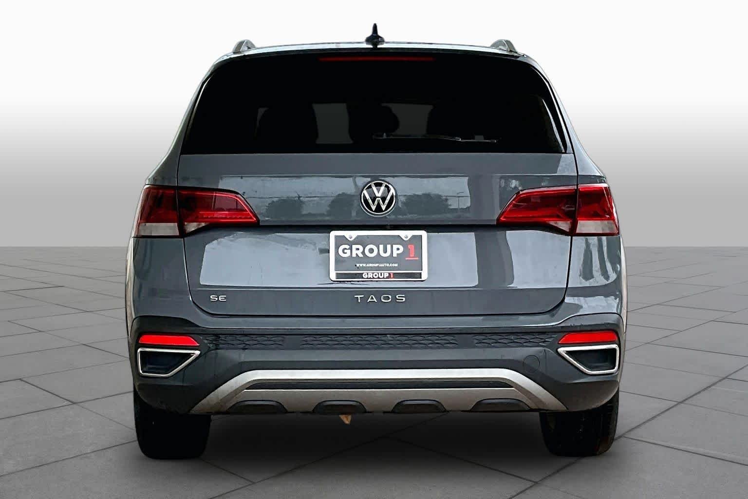 Used 2023 Pure Gray w/Black Roof Volkswagen SE image 5