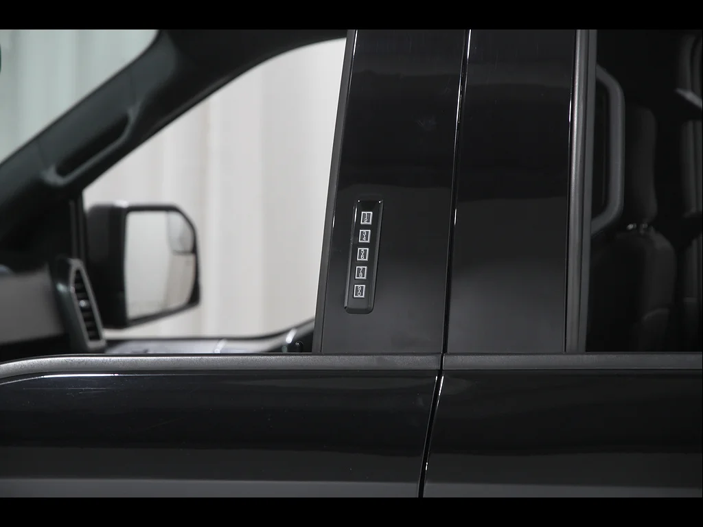 Used 2018 Shadow Black Ford XLT image 4