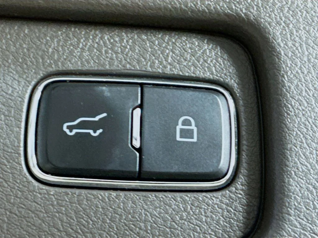 Used 2020 White Metallic Lincoln Grand Touring image 35