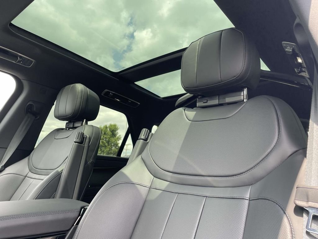 New 2026 Borasco Grey Land Rover SE image 15