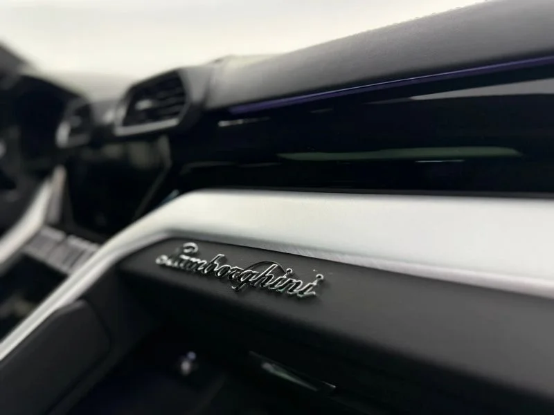 Used 2022  Lamborghini Sport Utility 4D image 36
