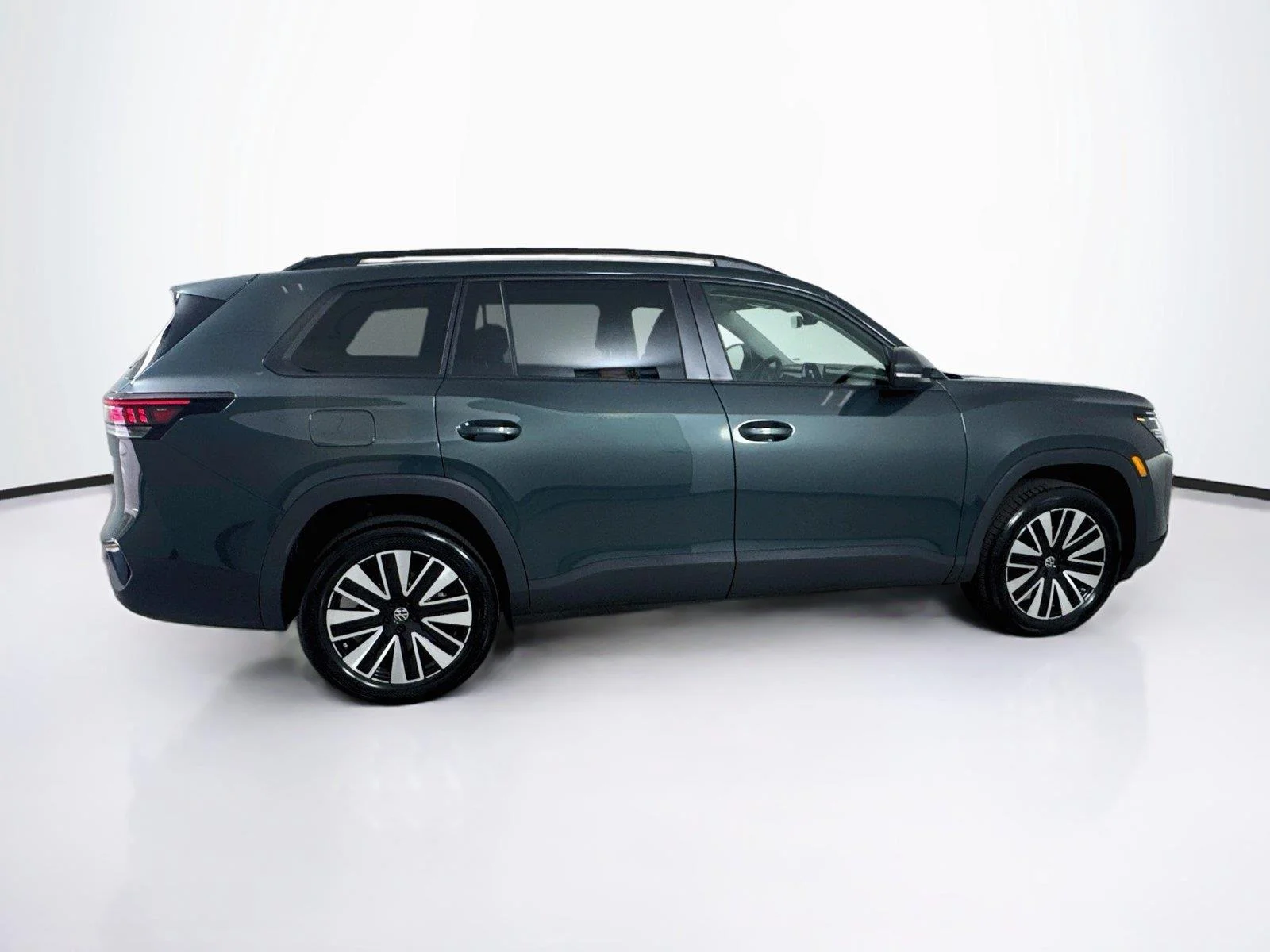 New 2027 Sacramento Green Metallic Volkswagen SE w/Technology image 8