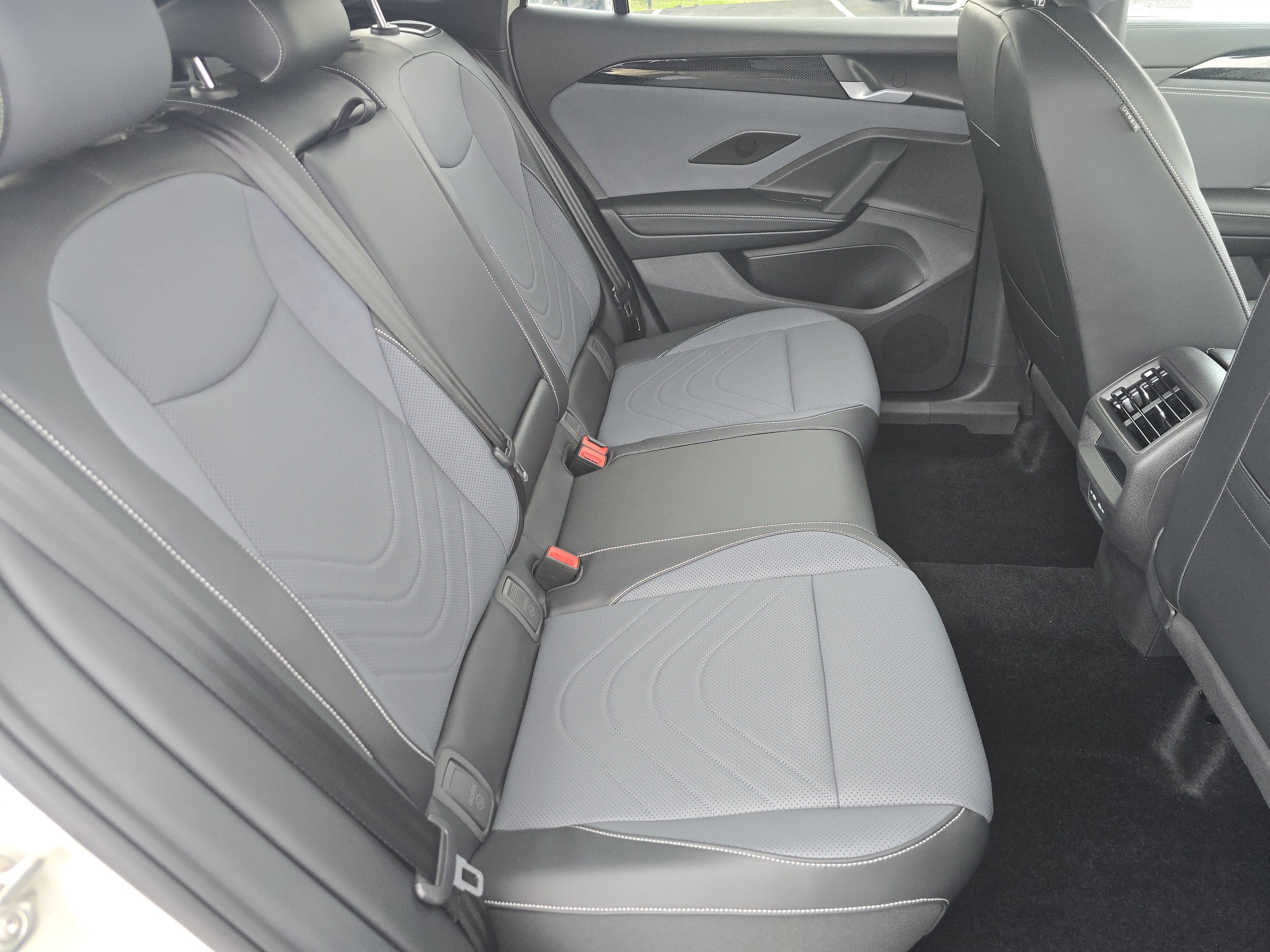 New 2026 Sandstone w/Deep Black Roof Volkswagen SE R-Line Black image 17