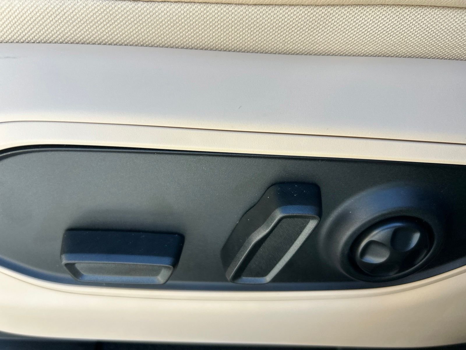 Used 2026 White/off-white Jeep Limited image 26