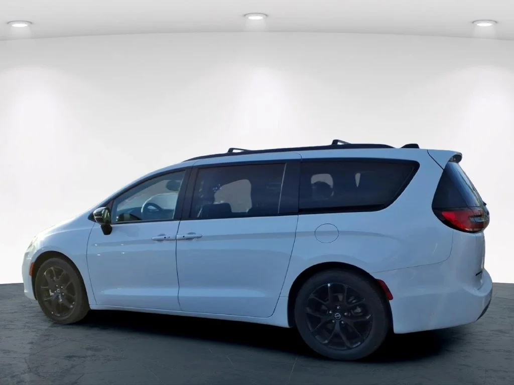 Used 2025 White Chrysler Limited image 19