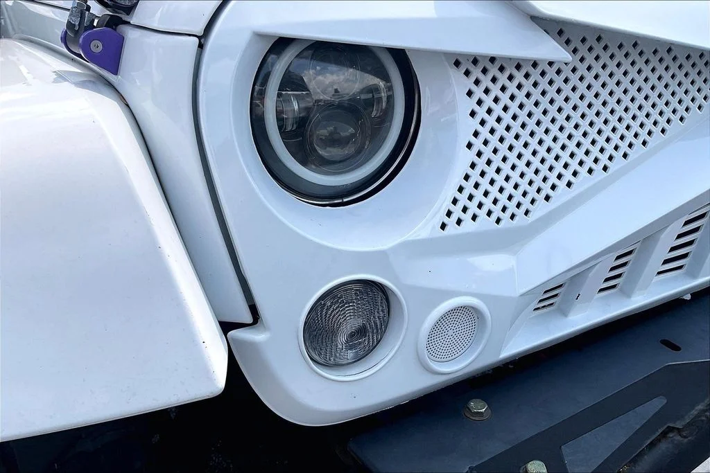 Used 2015 White Jeep Unlimited Sahara image 28