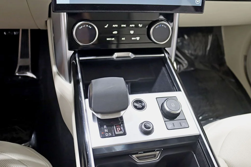 Used 2023 White Land Rover SE image 24