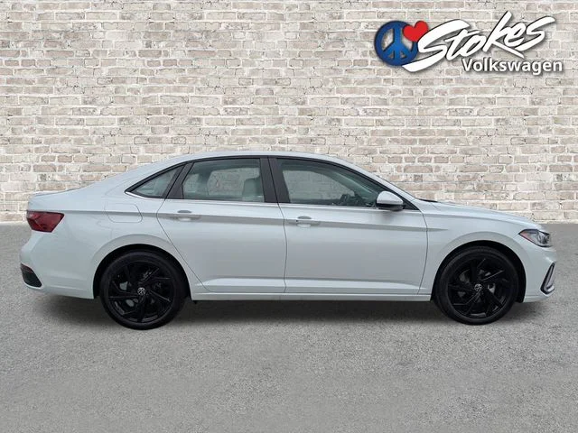 Used 2025 White Volkswagen 1.5T SE image 2