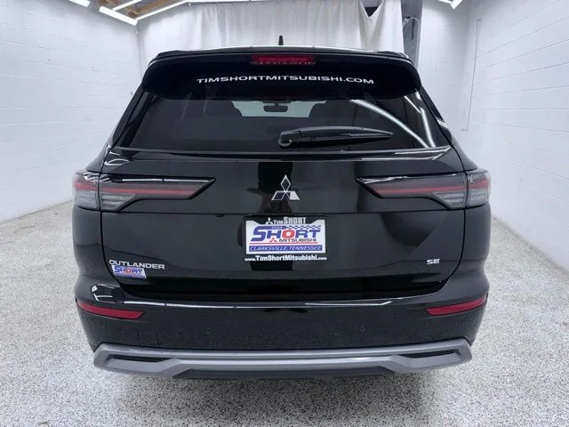New 2026 Black Mitsubishi SE image 3