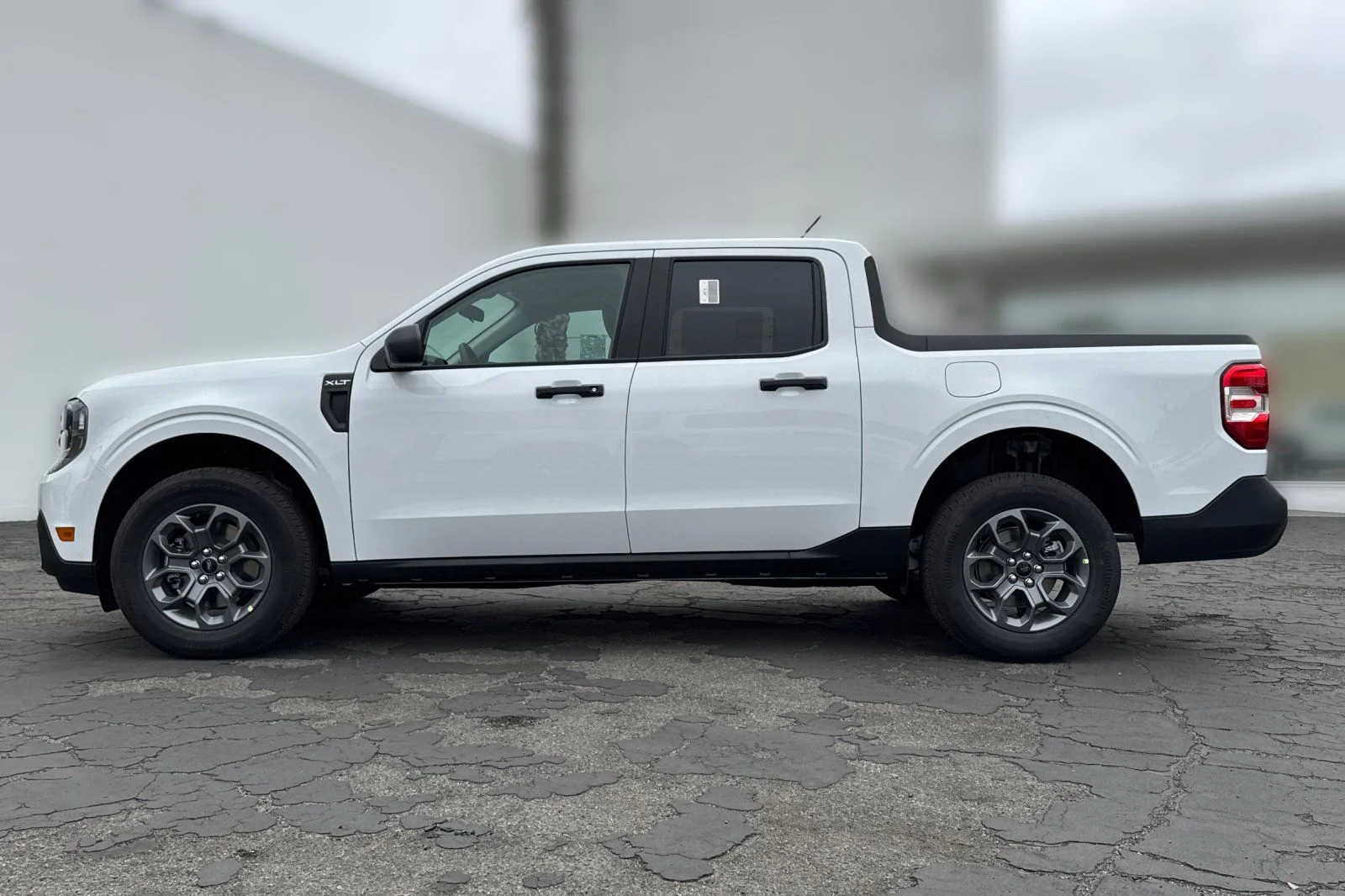 New 2026 Oxford White Ford XLT image 7