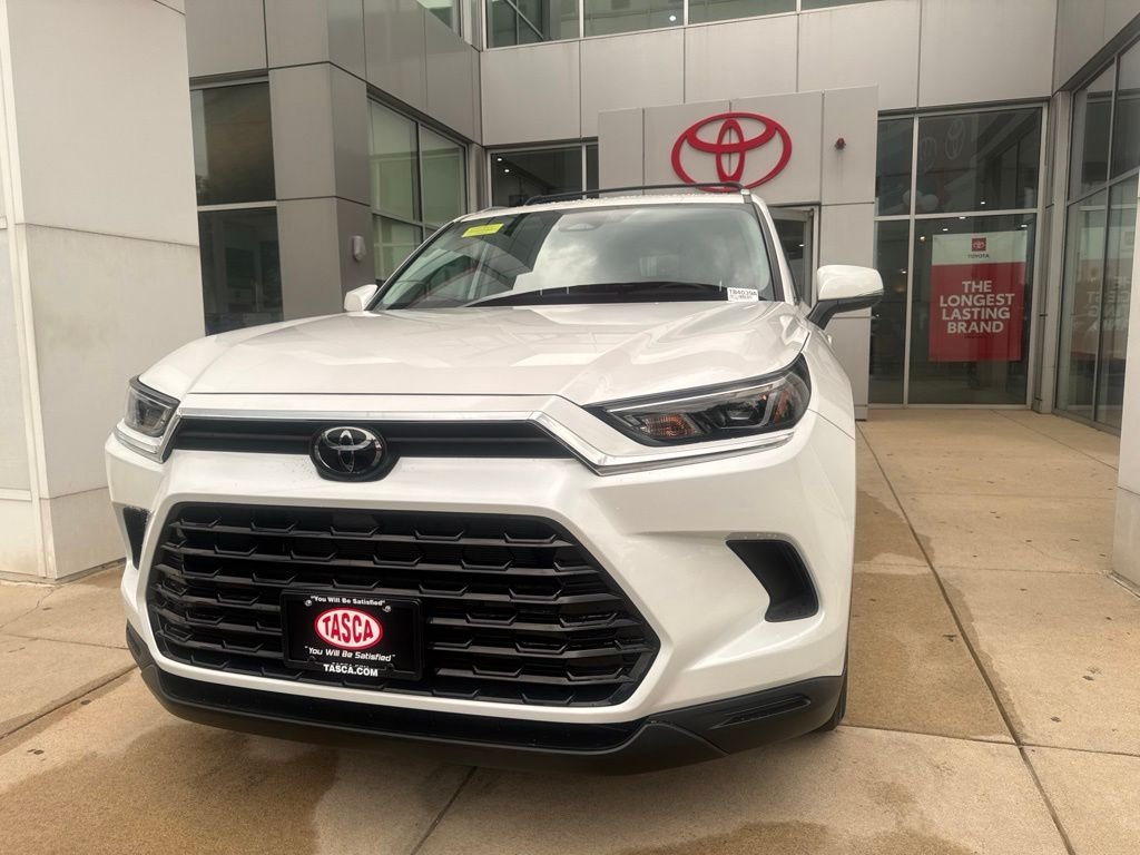 Used 2024 Beige Toyota XLE image 6