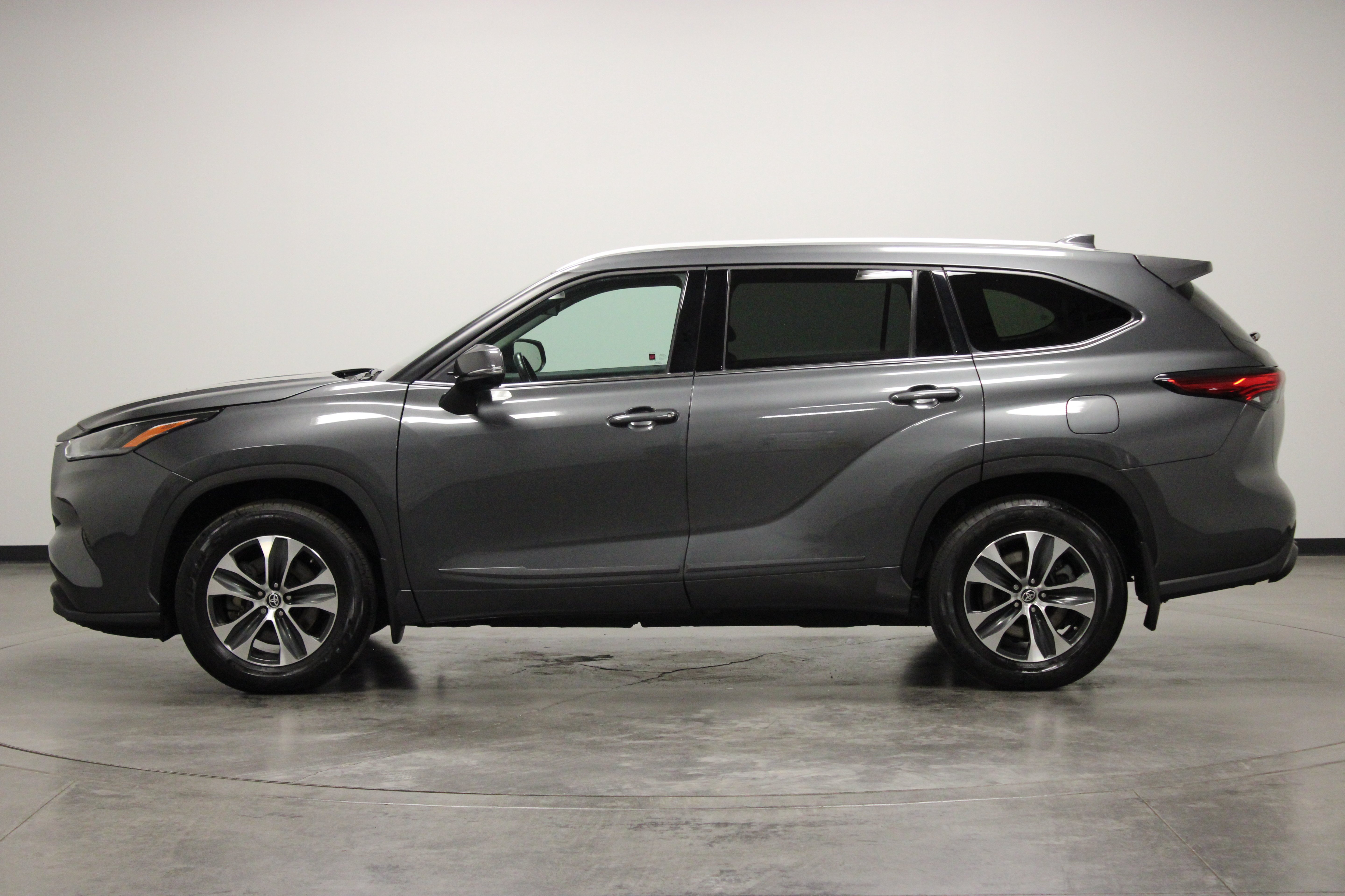 Used 2022 Magnetic Gray Metallic Toyota XLE image 5