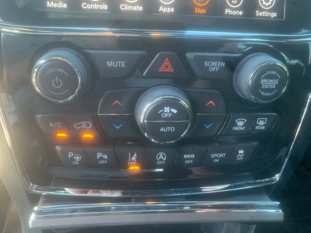 Used 2022 Diamond Black Crystal Pearlcoat Jeep Limited image 20