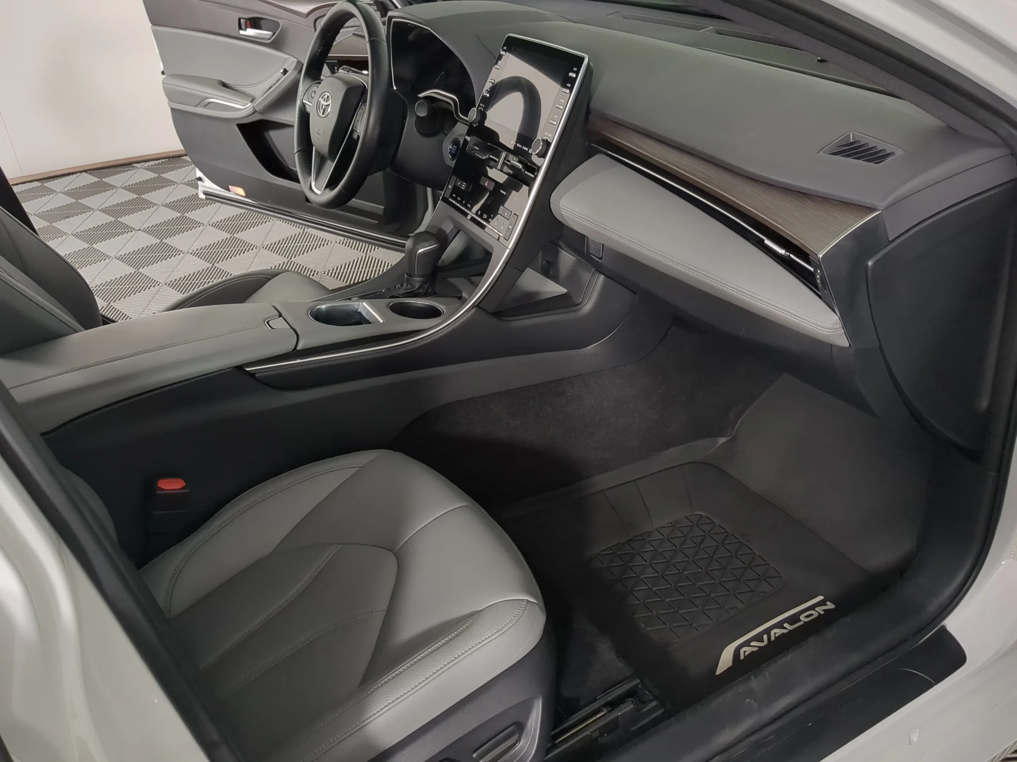 Used 2019 Wind Chill Pearl Toyota XLE image 19