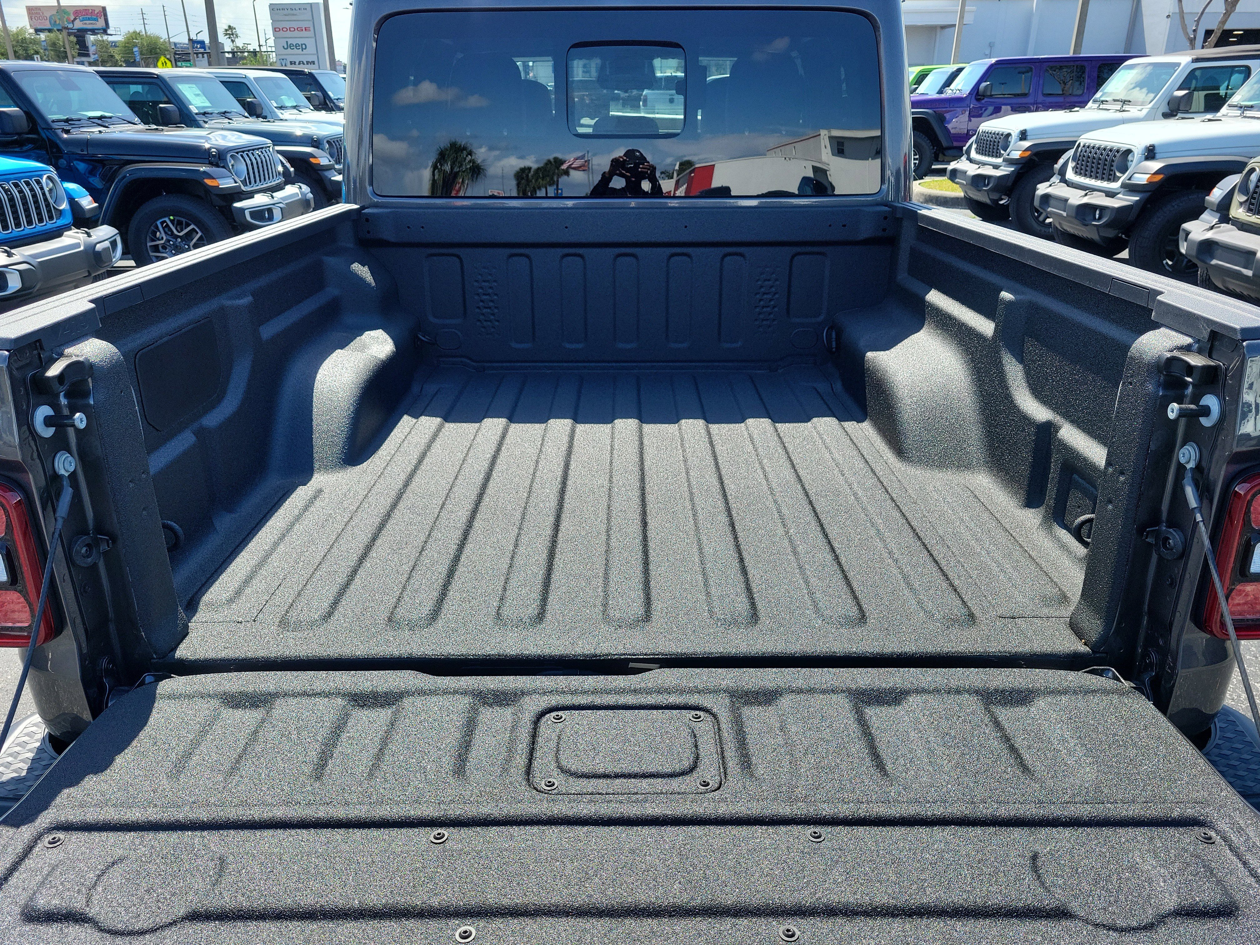 New 2026 Granite Crystal Metallic Clear-Coat Exterior Paint Jeep Sahara image 7