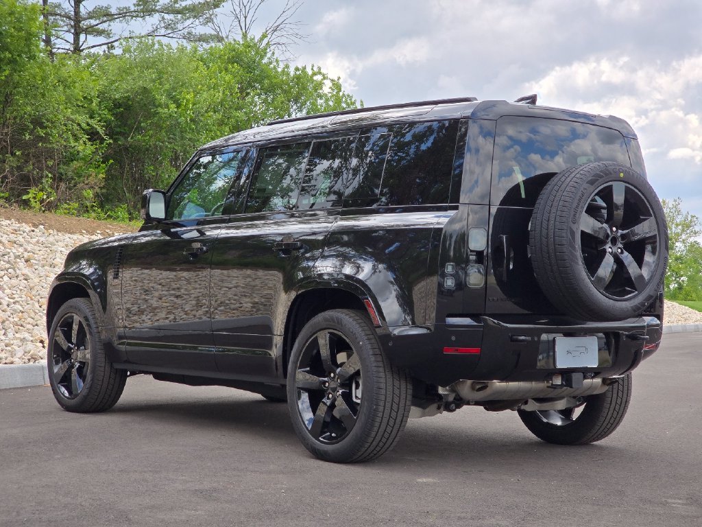 New 2026 Santorini Black Land Rover X-Dynamic se image 4