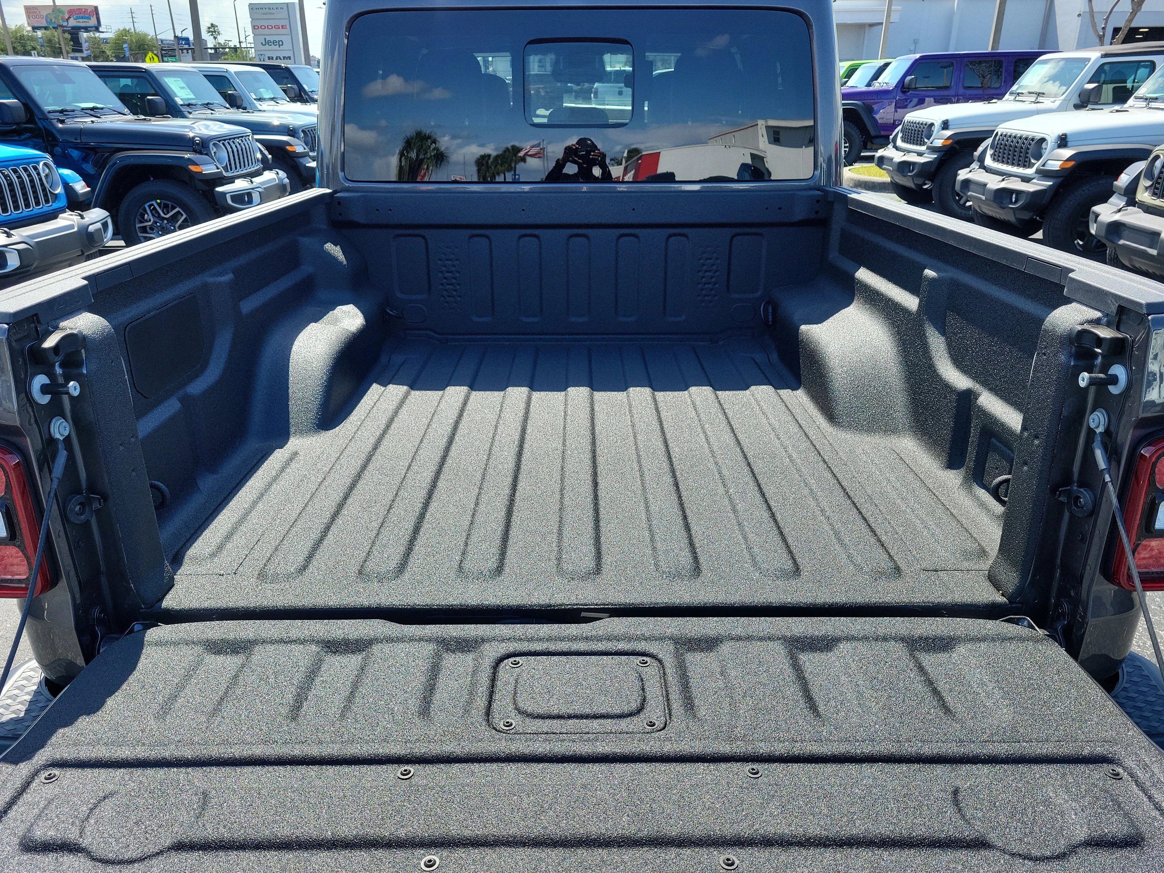 New 2026 Granite Crystal Metallic Clearcoat Jeep Sahara image 8