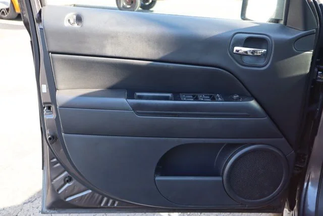Used 2014 Granite Crystal Clearcoat Metallic Jeep Latitude image 13