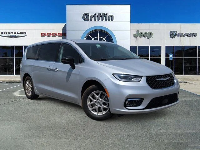 2024 Chrysler Pacifica Touring L's photo