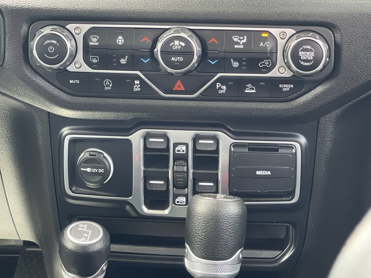 Used 2024 Silver Zynith Clearcoat Jeep Sport S image 13
