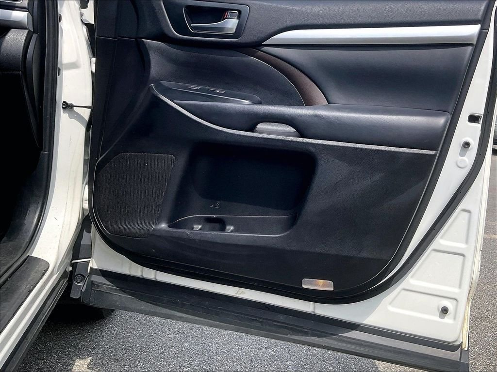 Used 2019 Blizzard Pearl Toyota XLE image 11