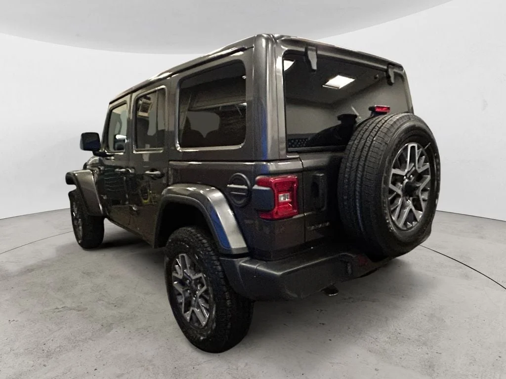 Used 2025 Crystal Metallic Jeep Sahara image 3