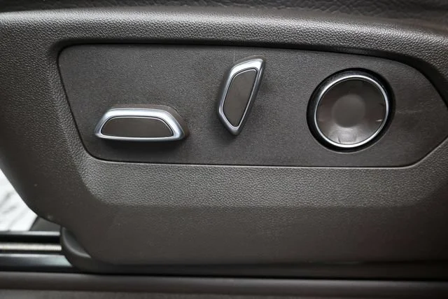 Used 2025 White Frost Tricoat GMC Denali image 11